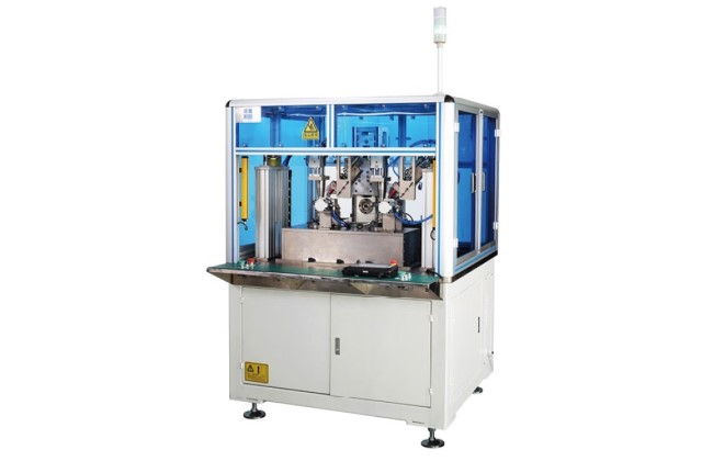 Двухстанционная машина намотки статора флаером NDR2SW-02